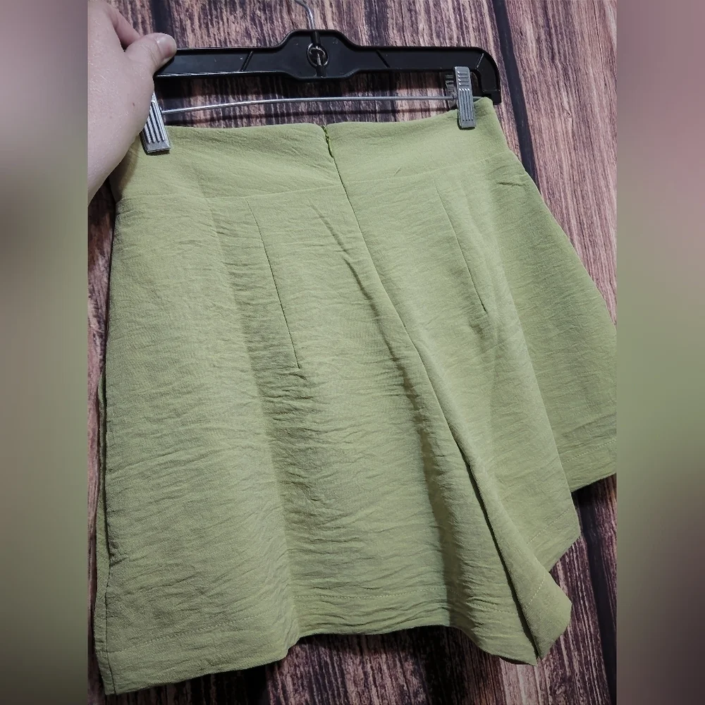 Fore Olive Green Women's Flowy Shorts Size Small!